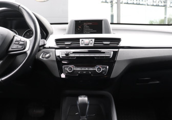 Подержанный автомобиль BMW X1 2015 года (14 фото)