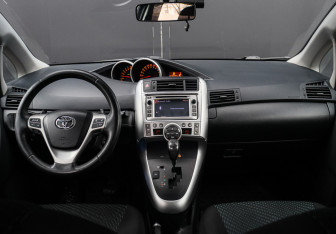 Подержанный автомобиль Toyota Verso 2012 года (9 фото)