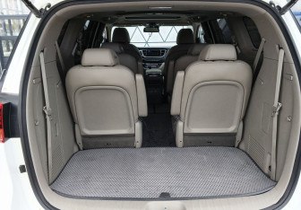 Подержанный автомобиль Kia Carnival 2018 года (10 фото)