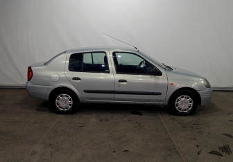 Подержанный автомобиль Renault Clio Sedan 2001 года (8 фото)