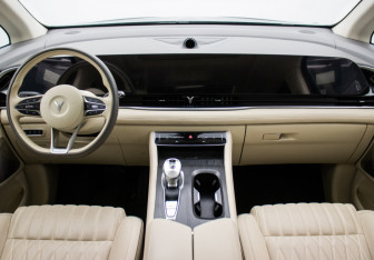 Подержанный автомобиль Voyah Dream 2024 года (12 фото)