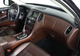 Подержанный автомобиль Infiniti QX50 2017 года (10 фото)