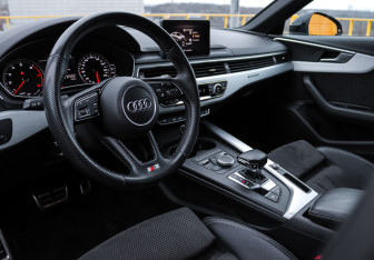 Подержанный автомобиль Audi A4 Sedan 2019 года (12 фото)