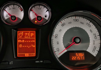 Подержанный автомобиль Peugeot 308 Hatchback 2011 года (16 фото)