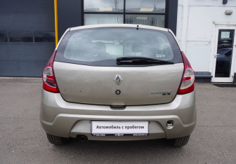 Подержанный автомобиль Renault Sandero 2010 года (6 фото)