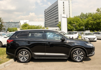 Подержанный автомобиль Mitsubishi Outlander 2021 года (3 фото)