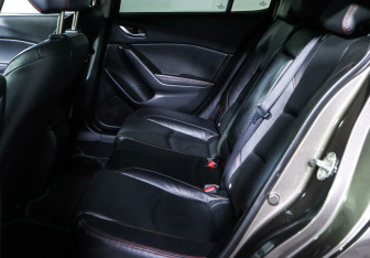 Подержанный автомобиль Mazda 3 Hatchback 2013 года (16 фото)