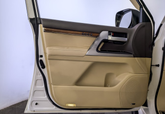 Подержанный автомобиль Toyota Land Cruiser Suv 2016 года (19 фото)