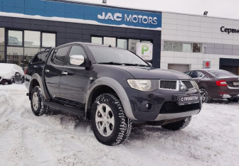 Подержанный автомобиль Mitsubishi L200 2011 года (3 фото)