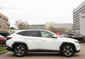 Подержанный автомобиль Hyundai Tucson 2022 года (3 фото)