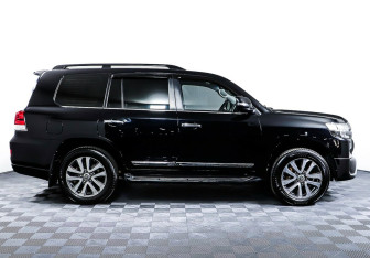 Подержанный автомобиль Toyota Land Cruiser Suv 2016 года (4 фото)