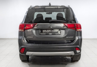 Подержанный автомобиль Mitsubishi Outlander 2018 года (6 фото)