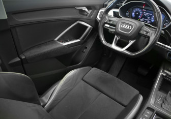 Подержанный автомобиль Audi Q3 2021 года (19 фото)
