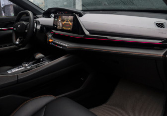 Подержанный автомобиль Changan UNI-V 2023 года (9 фото)