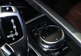 Подержанный автомобиль BMW X5 2017 года (22 фото)