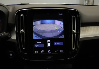 Подержанный автомобиль Volvo XC40 2020 года (20 фото)