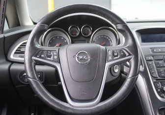 Подержанный автомобиль Opel Astra Wagon 2013 года (14 фото)