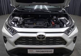 Подержанный автомобиль Toyota RAV4 2020 года (9 фото)