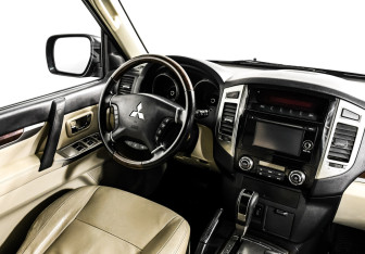 Подержанный автомобиль Mitsubishi Pajero 2017 года (9 фото)