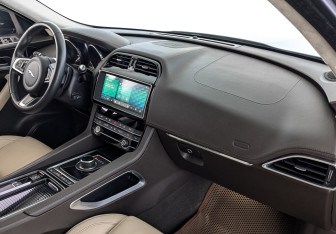 Подержанный автомобиль Jaguar F-Pace 2019 года (13 фото)