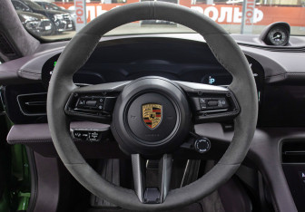 Подержанный автомобиль Porsche Taycan 2021 года (17 фото)