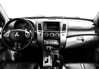 Подержанный автомобиль Mitsubishi Pajero Sport 2013 года (11 фото)
