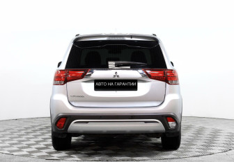 Подержанный автомобиль Mitsubishi Outlander 2021 года (6 фото)