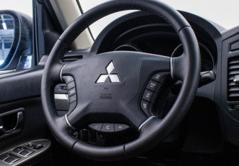 Подержанный автомобиль Mitsubishi Pajero 2012 года (15 фото)
