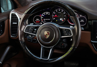 Подержанный автомобиль Porsche Cayenne 2021 года (14 фото)