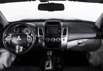 Подержанный автомобиль Mitsubishi Pajero Sport 2015 года (17 фото)