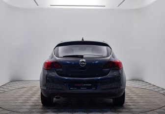 Подержанный автомобиль Opel Astra Hatchback 2011 года (6 фото)