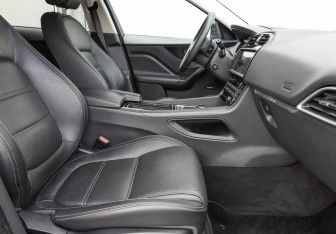 Подержанный автомобиль Jaguar F-Pace 2016 года (10 фото)