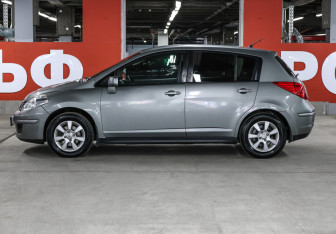 Подержанный автомобиль Nissan Tiida Hatchback 2008 года (8 фото)