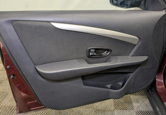 Подержанный автомобиль Nissan Almera Sedan 2013 года (19 фото)