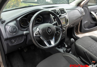 Подержанный автомобиль Renault Sandero 2019 года (15 фото)