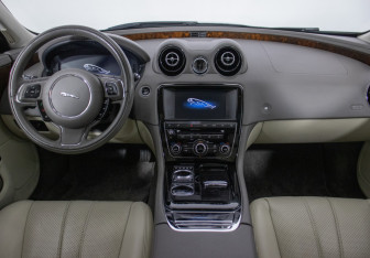 Подержанный автомобиль Jaguar XJ 2014 года (13 фото)