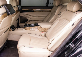 Подержанный автомобиль Genesis G90 2017 года (11 фото)