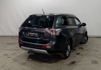 Подержанный автомобиль Mitsubishi Outlander 2014 года (6 фото)