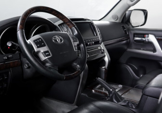 Подержанный автомобиль Toyota Land Cruiser Suv 2013 года (14 фото)