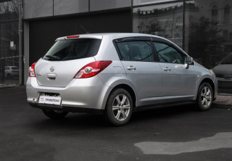 Подержанный автомобиль Nissan Tiida Hatchback 2010 года (5 фото)