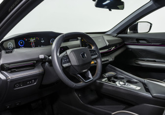 Подержанный автомобиль Changan UNI-V 2024 года (10 фото)