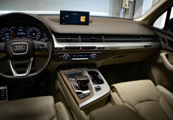 Подержанный автомобиль Audi Q7 2015 года (19 фото)