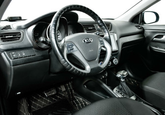 Подержанный автомобиль Kia Rio Hatchback 2017 года (10 фото)