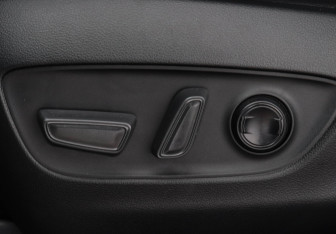 Подержанный автомобиль Toyota RAV4 2023 года (16 фото)