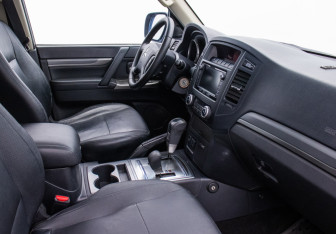 Подержанный автомобиль Mitsubishi Pajero 2012 года (10 фото)