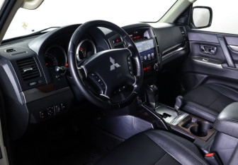 Подержанный автомобиль Mitsubishi Pajero 2021 года (15 фото)