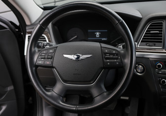 Подержанный автомобиль Genesis G80 2017 года (18 фото)