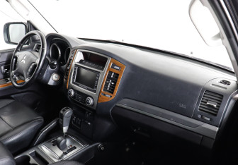 Подержанный автомобиль Mitsubishi Pajero 2011 года (10 фото)