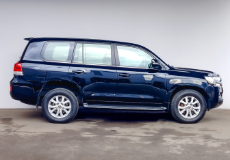 Подержанный автомобиль Toyota Land Cruiser Suv 2015 года (4 фото)