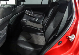 Подержанный автомобиль Toyota RAV4 2010 года (12 фото)